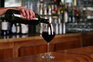 hearty-wine-pours-the